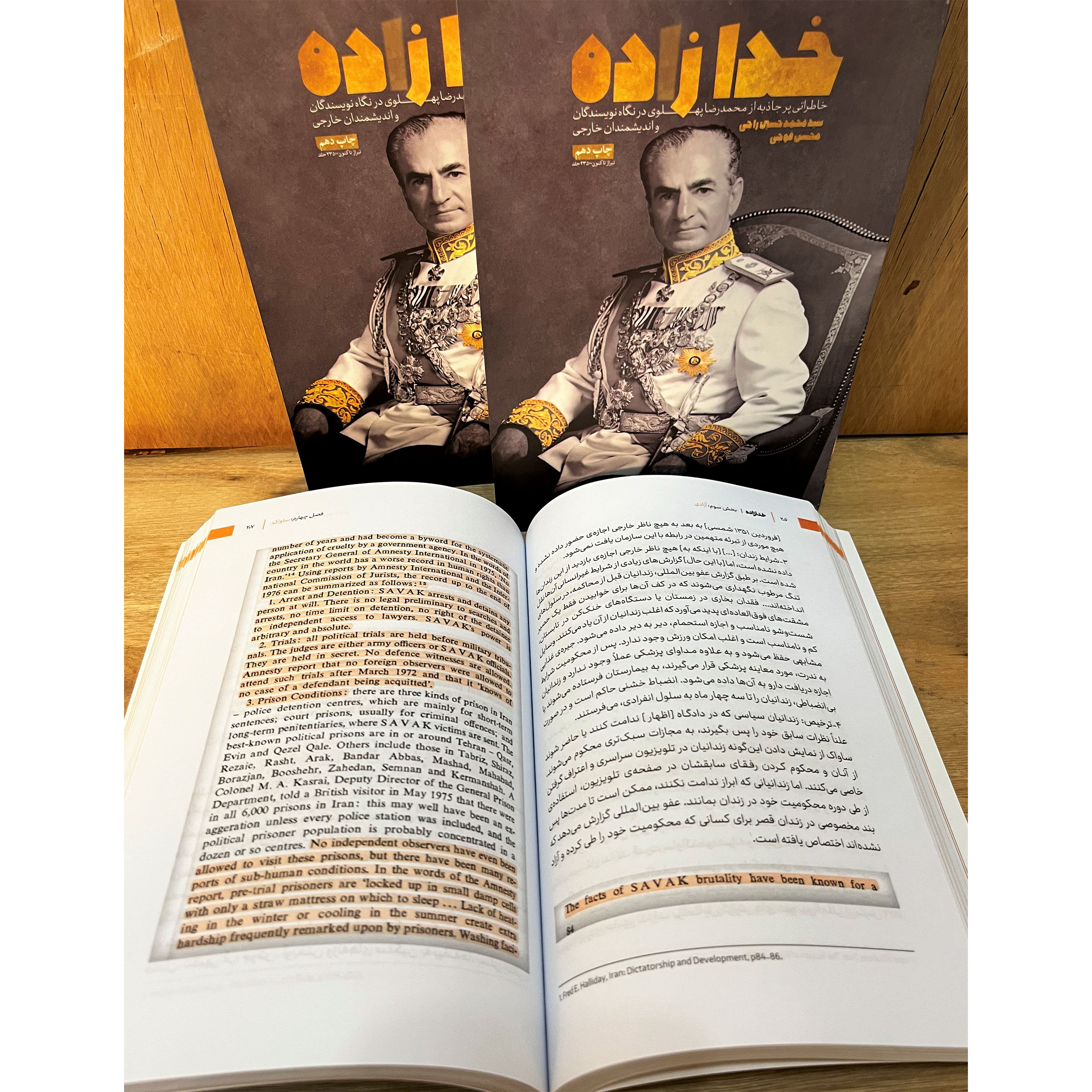 کتاب خدازاده اثر سید محمد حسین راجی و محسن فوجی؛ بررسی خاطرات و حقایق محمدرضا پهلوی از زبان نویسندگان و اندیشمندان خارجی. مستندترین روایت تاریخ پهلوی.