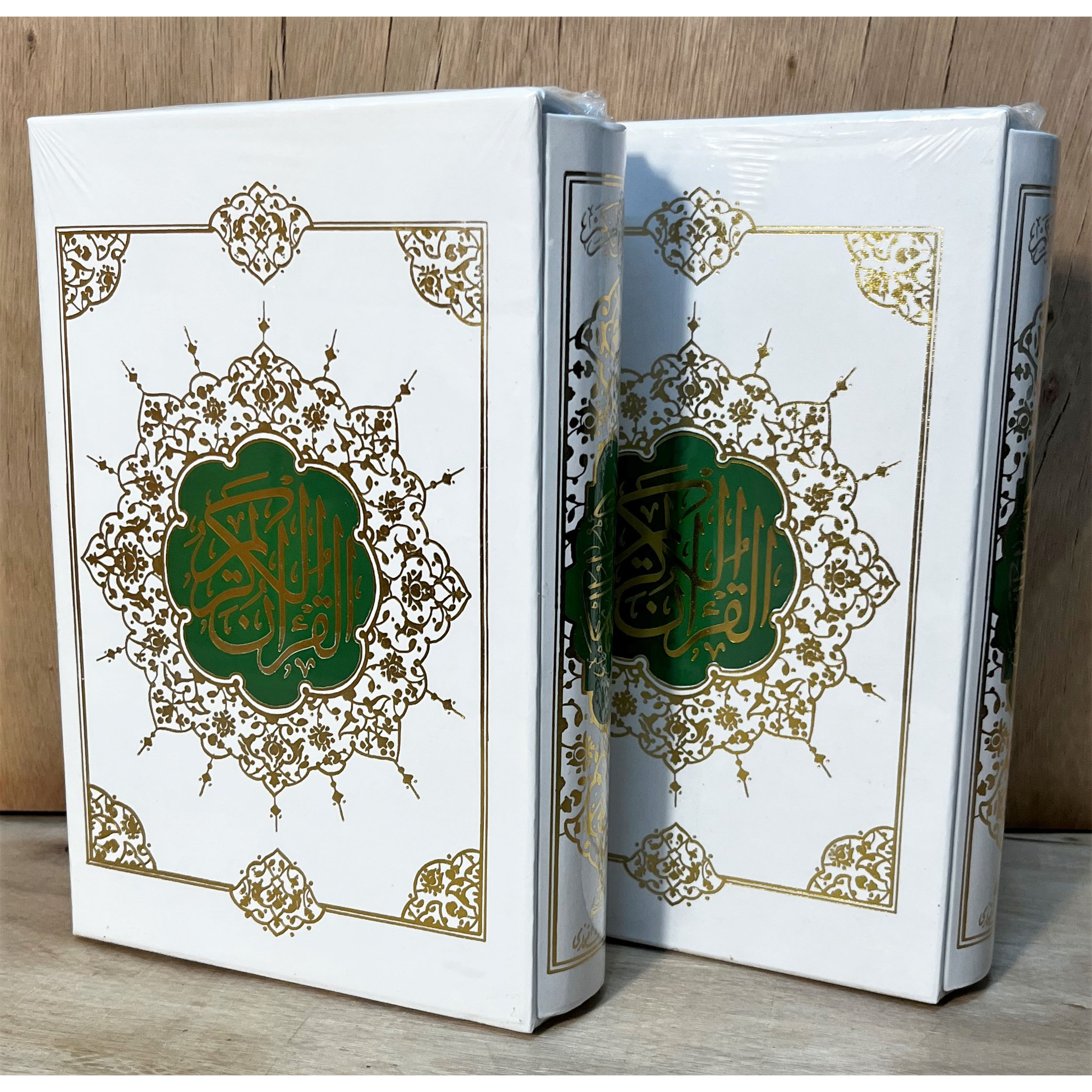 قرآن عروس قطع رقعی با قاب کشویی و تزئینات طلاکوب. بهترین انتخاب برای سفره عقد، جهیزیه و هدیه نفیس معنوی. دارای خط خوانا، صحافی عالی و طراحی لوکس.