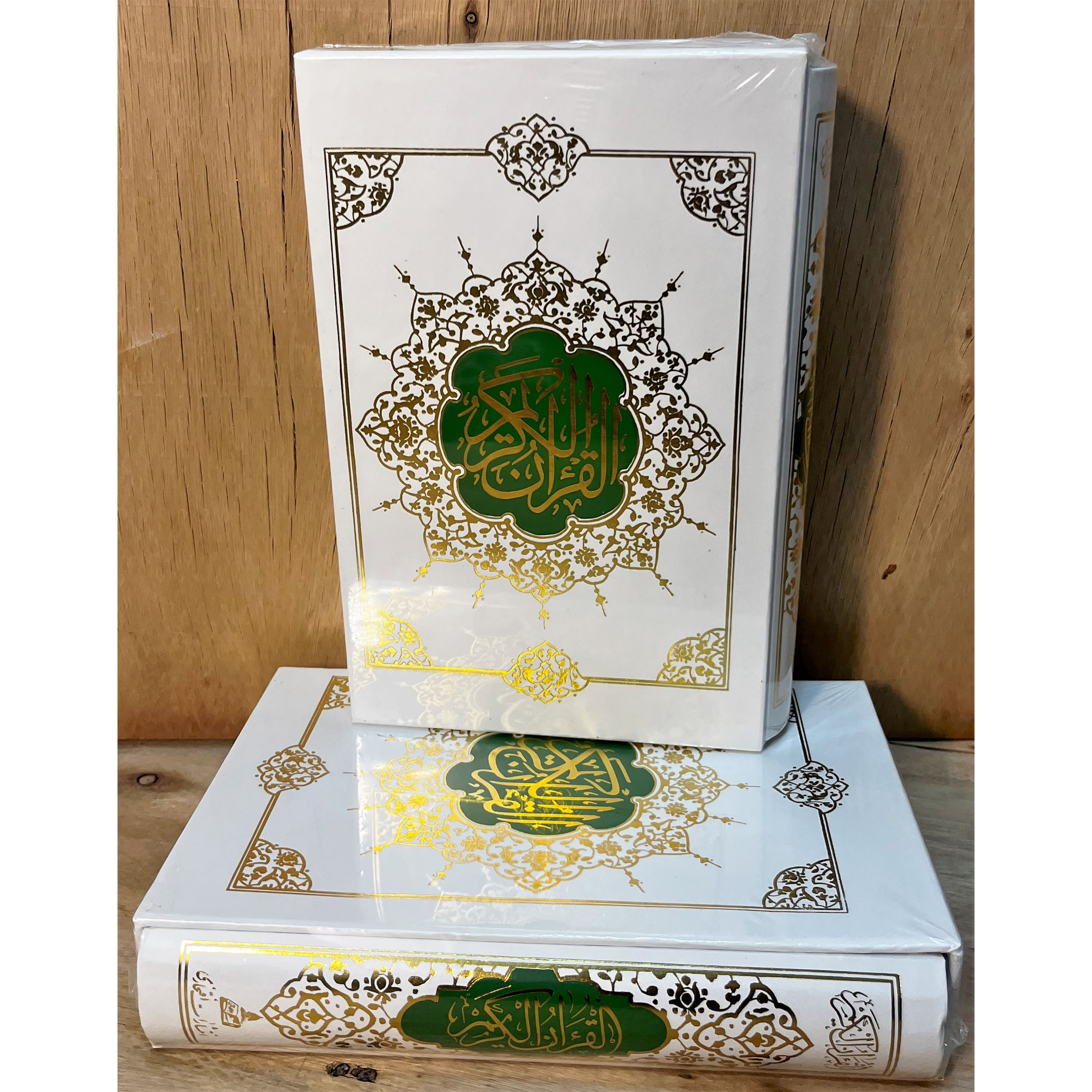قرآن عروس قطع رقعی با قاب کشویی و تزئینات طلاکوب. بهترین انتخاب برای سفره عقد، جهیزیه و هدیه نفیس معنوی. دارای خط خوانا، صحافی عالی و طراحی لوکس.
