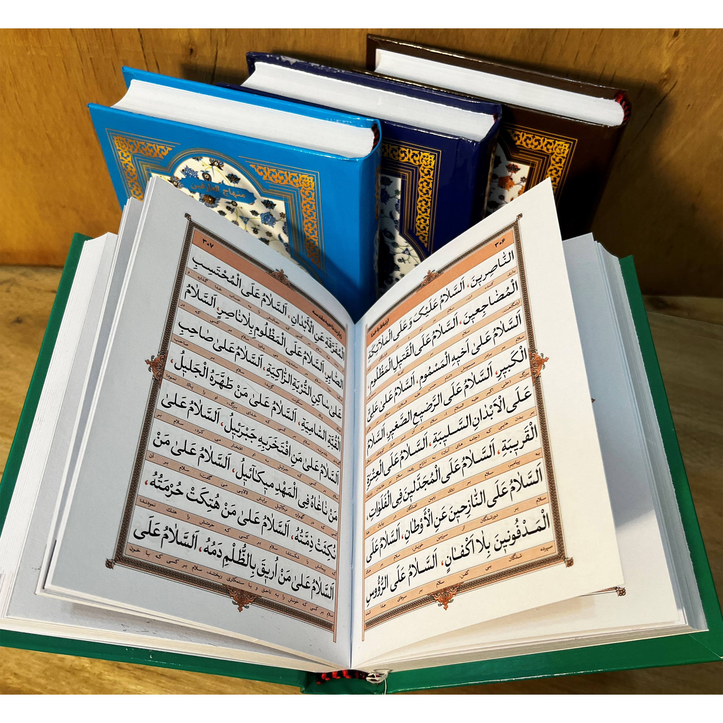 کتاب منتخب مفاتیح الجنان گردآوری عباسعلی فاضلی؛ شامل سورههای منتخب قرآن، تعقیبات نماز، ادعیه هفته و اعمال ویژه ماههای رجب، شعبان و رمضان با خط خوانا.